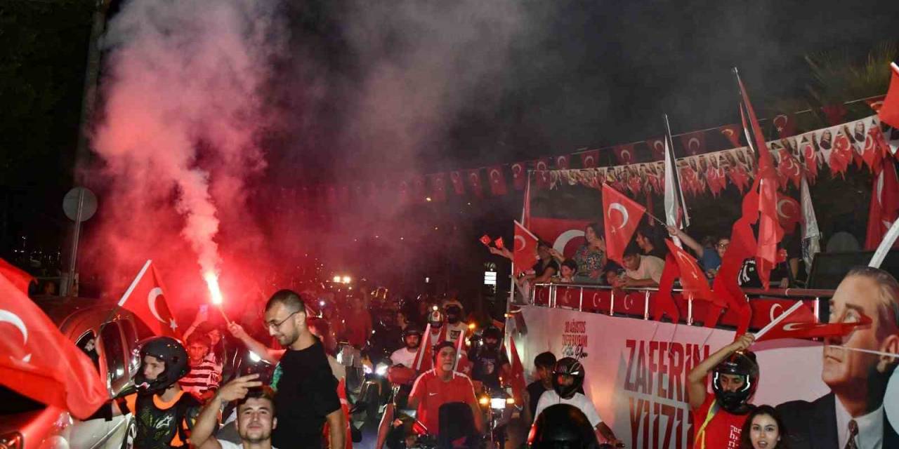 Yenişehirliler Zaferin Coşkusunu Sokaklara Taşıdı