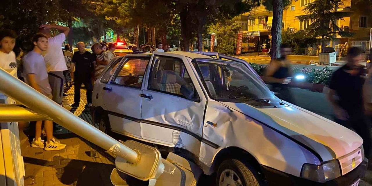 Direksiyon Hakimiyetini Kaybedip Park Halindeki Araçlara Çarptı, Olay Yerinden Koşarak Kaçtı