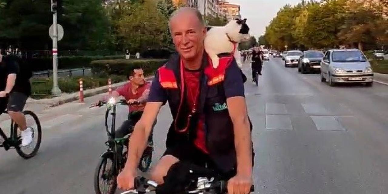 Omzunda Kedisi İle Bisiklete Binip Kutlama Kortejine Katıldı