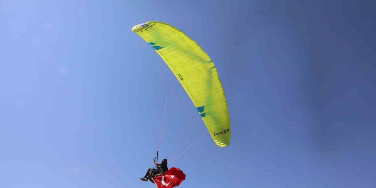 Paraşütçülerden “Saygı Uçuşu”
