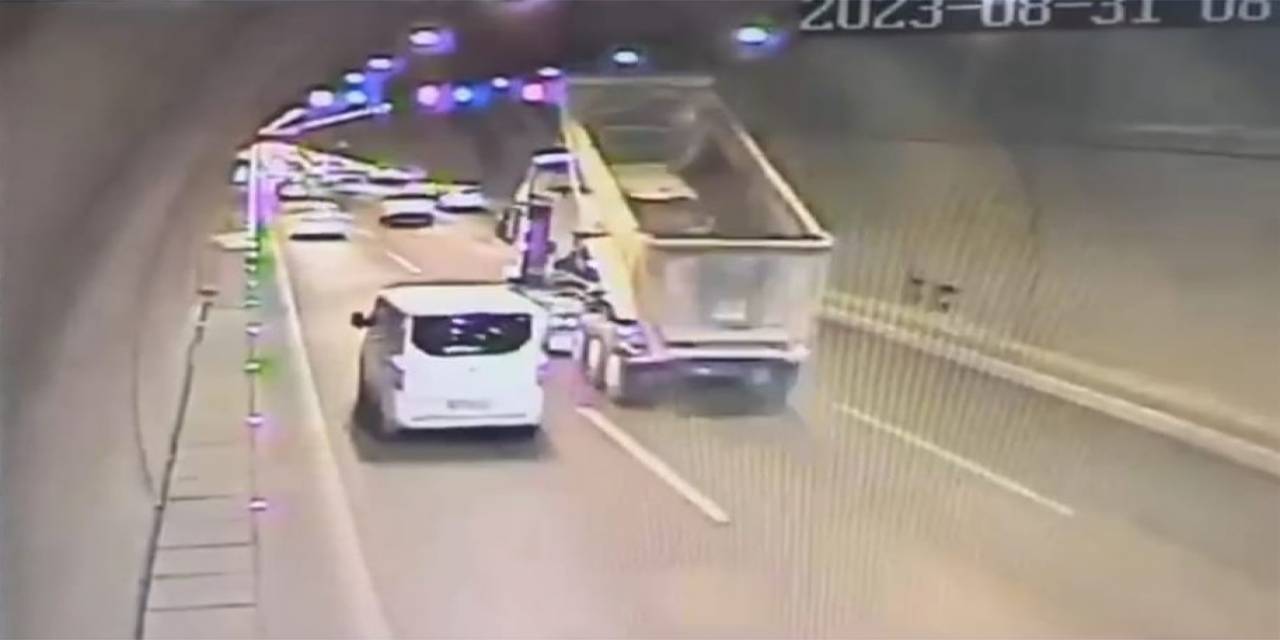İzmir’de Damperi Açık Unutulan Kamyonun Yaptığı Kaza Kamerada