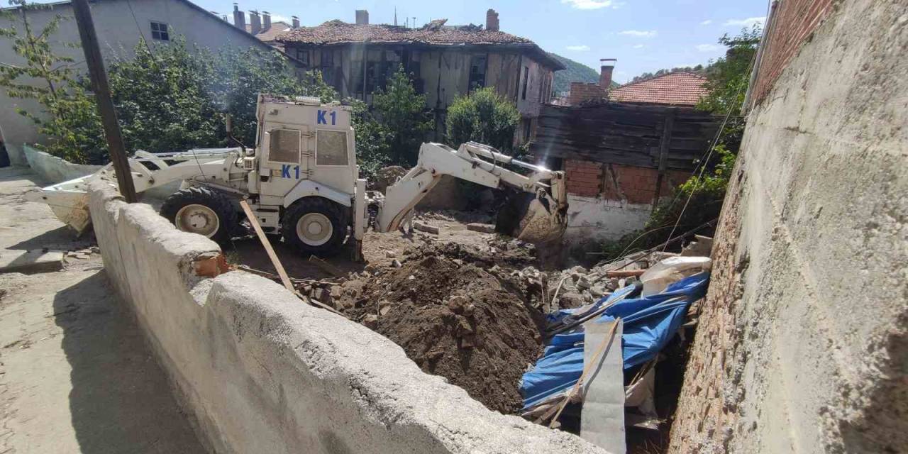 ‘Babam Bahçeye Bomba Gömmüş’ İddiası Polis Ekiplerini Harekete Geçirdi