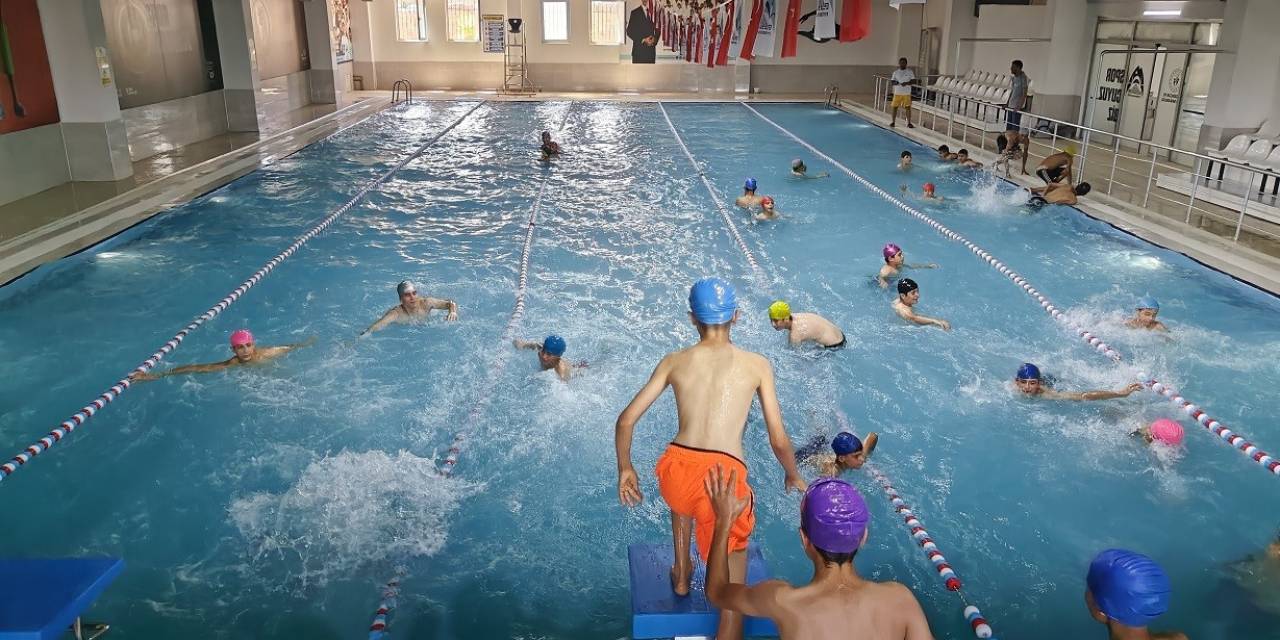 Eyyübiye’de Usta Yüzücüler Yetişiyor