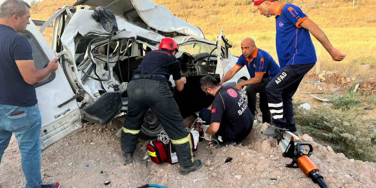 Kamyonet İle Hafif Ticari Araç Çarpıştı: 1 Ölü, 3 Yaralı