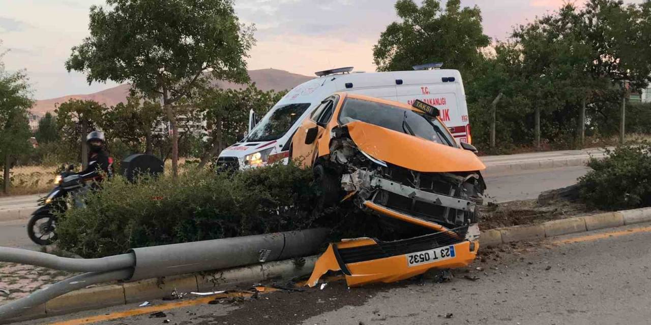 3 Araca Çarptı Kaçtı, Refüje Çıkıp Direği Devirdi: 1 Yaralı
