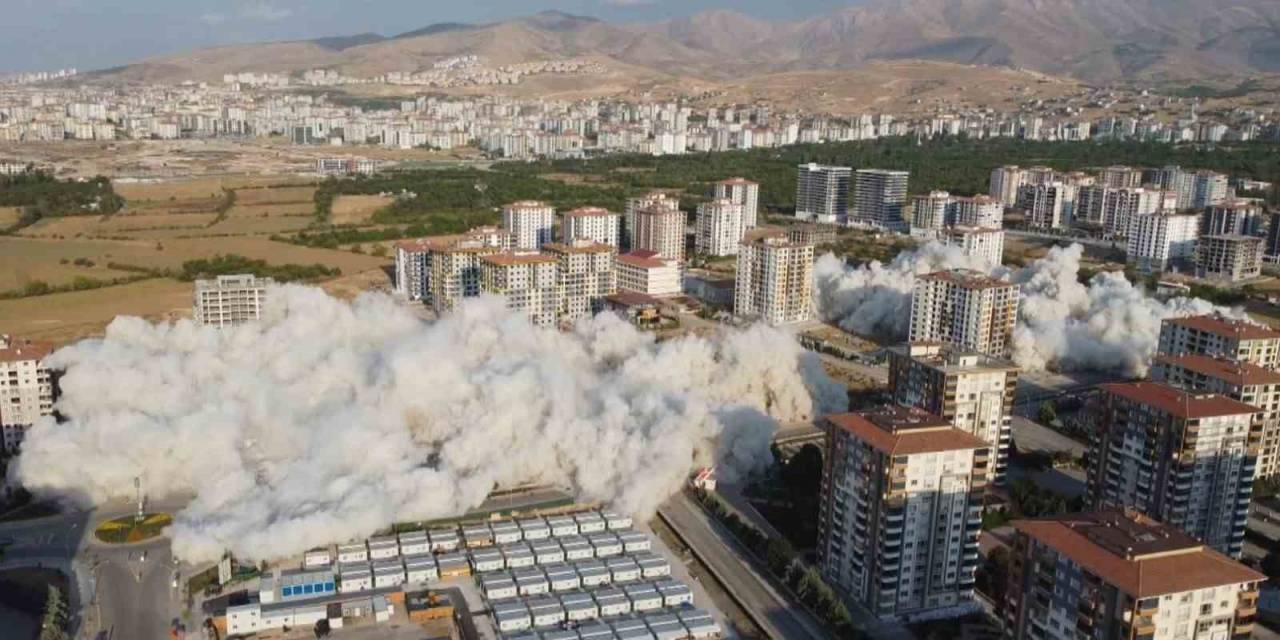 Malatya’da 350 Dairenin Bulunduğu 7 Blok Patlayıcı İle Yıkıldı