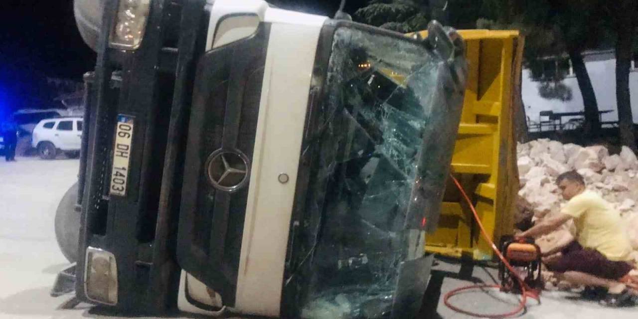 Bilecik’te Hafriyat Yüklü Kamyon Devrildi: 1 Yaralı