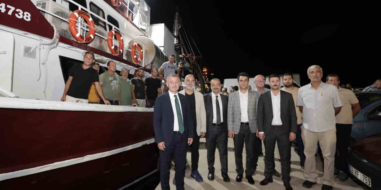 Kocaeli’de Balıkçılar Havai Fişek Eşliğinde Denize Açıldı