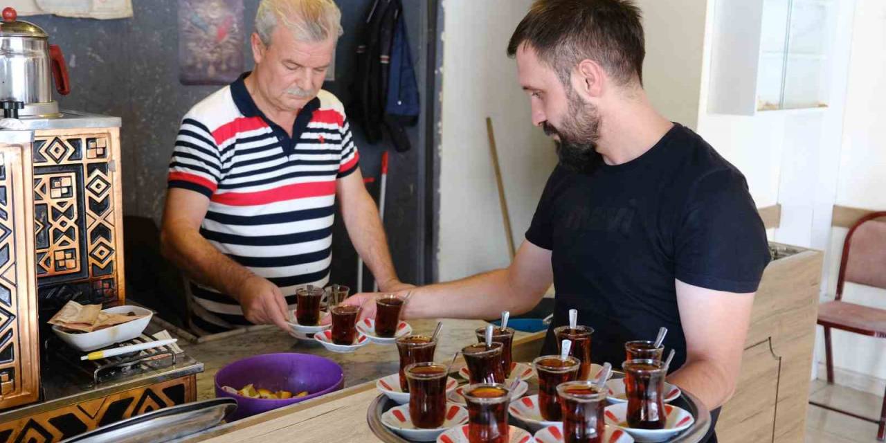 Otlu Mu? Süzgeçli Mi? Bu Sorunun Cevabını Vermeyen Erzincan’da Çay İçemiyor