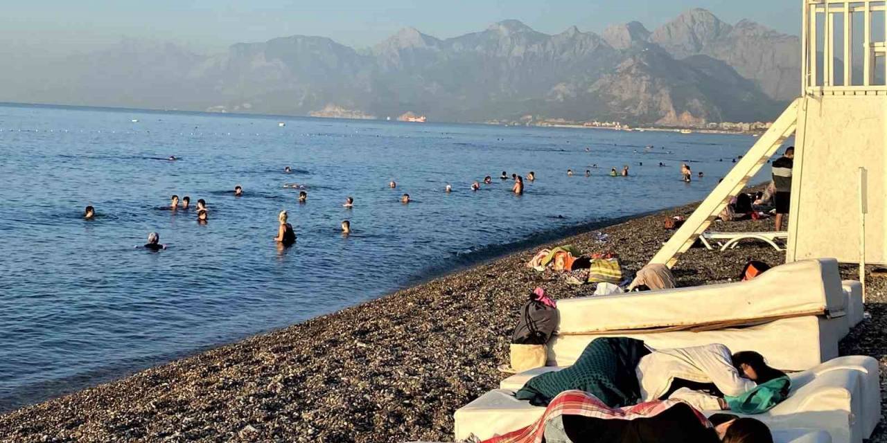 Dünyaca Ünlü Sahil Sıcak Sebebiyle Açık Hava Oteline Döndü