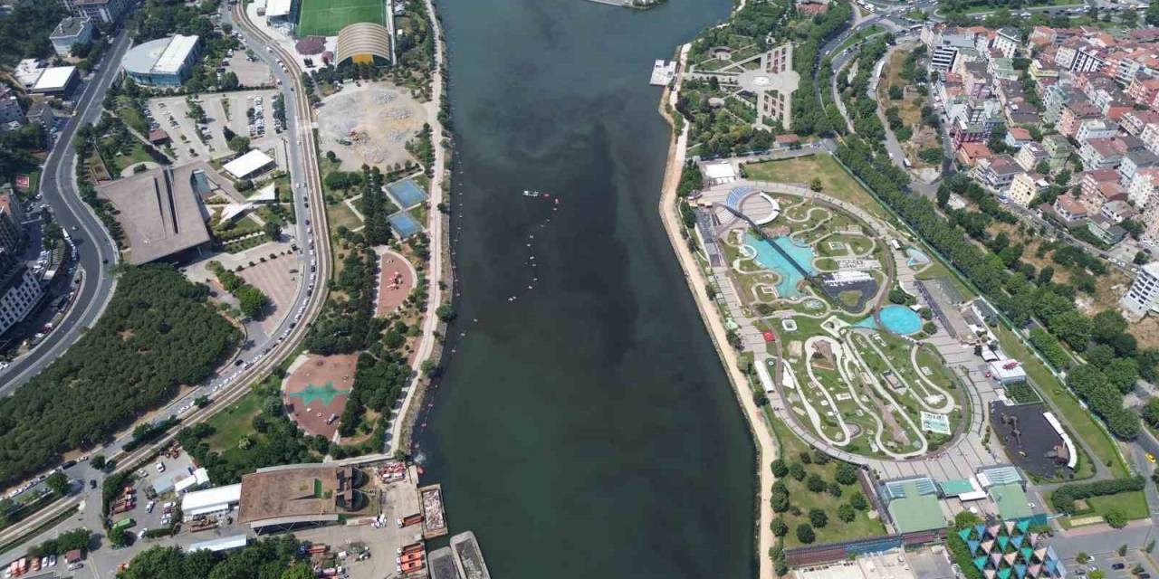 Haliç Reklamlarda Mavi Gerçekte Siyah