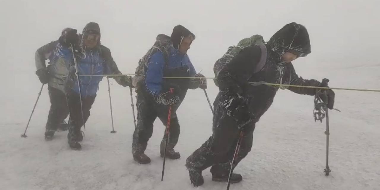 Dağcılar Sis Ve Fırtınada Ağrı Dağı’na Tırmandı
