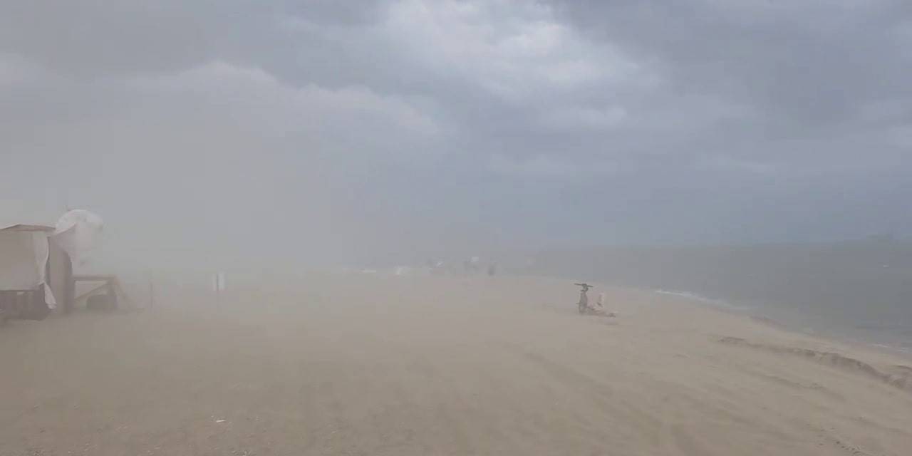 Sahilde Çıkan Fırtına Ortalığı Savaş Alanına Çevirdi: Vatandaş Zor Anlar Yaşadı