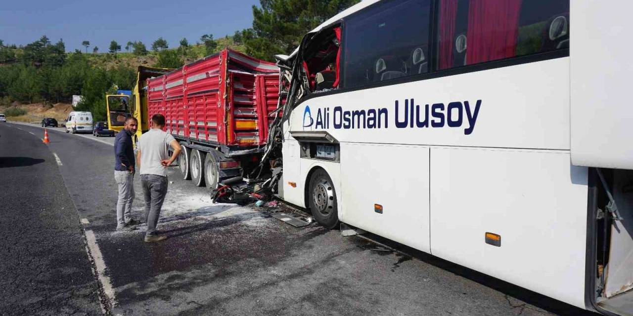 Otobüs Tıra Arkadan Çarptı Sürücü Ve Muavin Hayatını Kaybetti