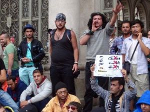 Budapeşte Doğu Garı’nda Bin Kişilik Yeni Bir Mülteci Grubu, Avusturya’ya Doğru Yürüyerek Yola Çıktı