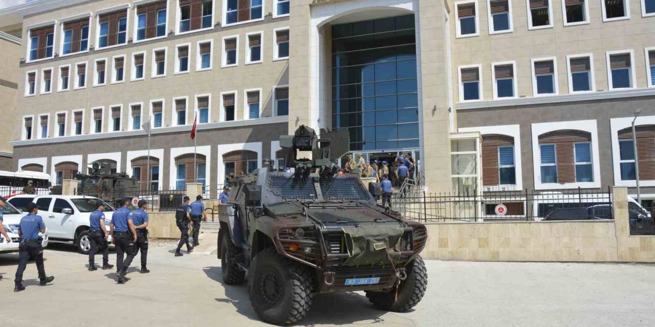 Komşusunu El Bombasıyla Tehdit Eden Kadının Evinden 2 El Bombası Çıktı
