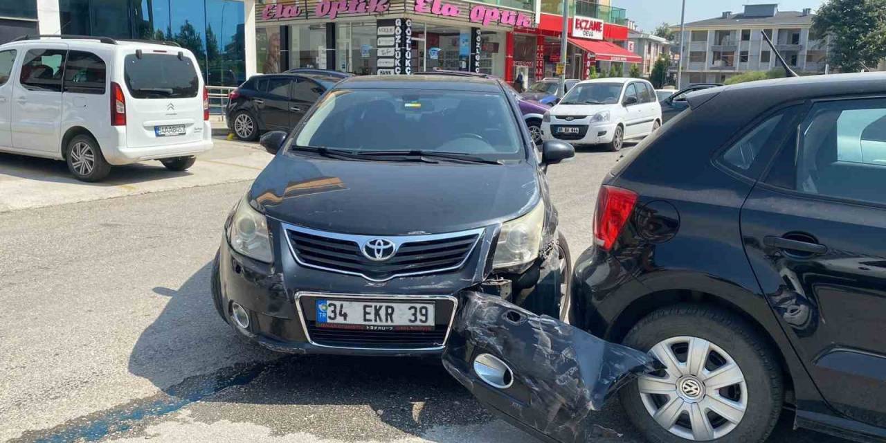 88 Yaşındaki Sürücü Otomobiliyle Hastanenin Duvarına Çarptı