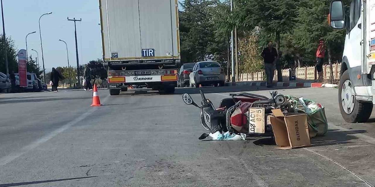 Tırın Çarptığı Motosiklette Biri İki Yaşında Bebek, 3 Kişi Yaralandı