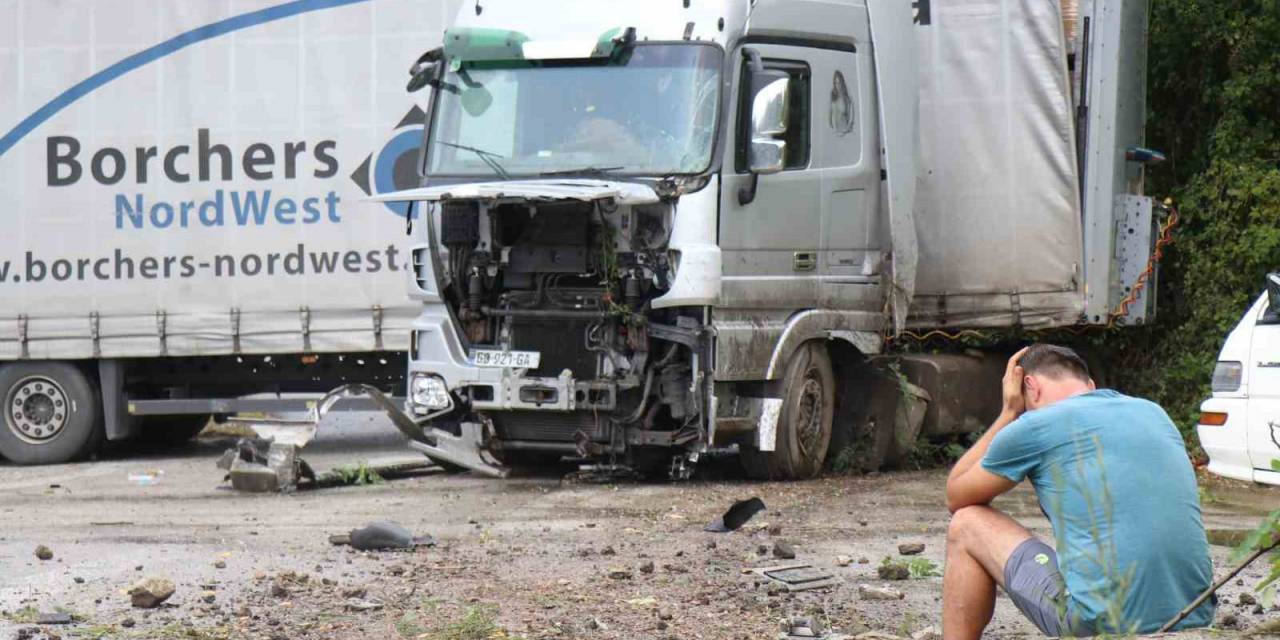 Makaslayan Tırın Sürücüsü Çarptığı Ağaca Oturup Kara Kara Düşündü