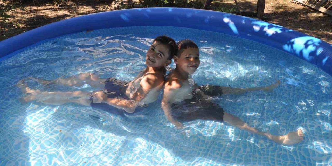O Köyde Çocuklar İçin Alınan Şişirme Havuz Miniklerin Neşe Kaynağı Oldu