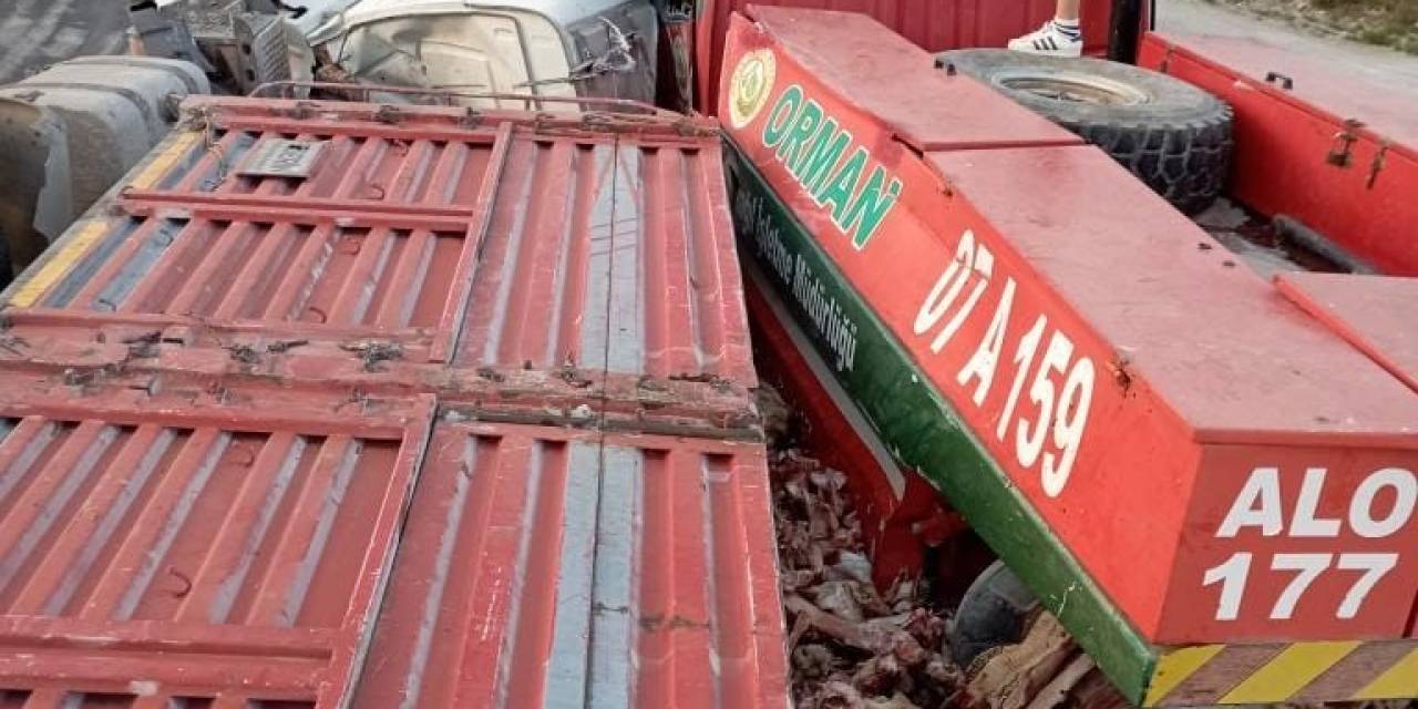 Devrilen Kamyon Park Halindeki Arazöz Ve Otomobile Çarptı: 1 Yaralı