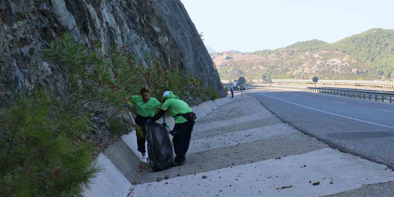 Marmaris’te Yoldan Geçenlerin Attığı Çöpler Temizlendi
