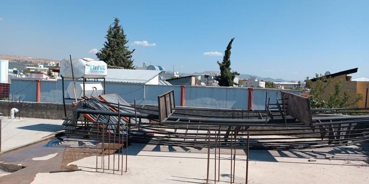 Ağır Hasarlı Bina Yıkımında Yangın Merdiveni Az Hasarlı Evin Üzerine Düştü