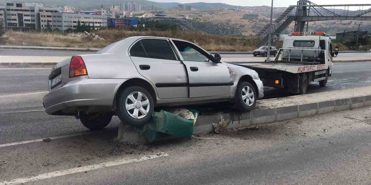 Refüje Çıkan Otomobildeki 2 Kişi Yaralandı