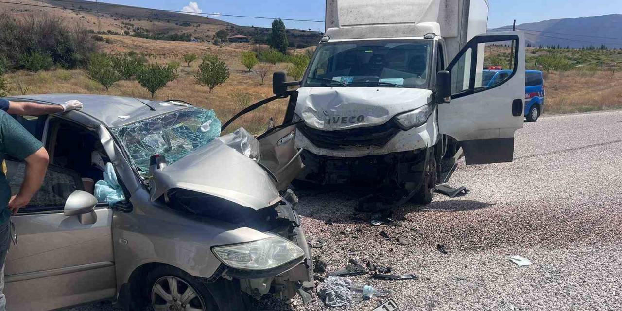 Nakliye Kamyonu İle Otomobil Kafa Kafaya Çarpıştı: 4 Yaralı