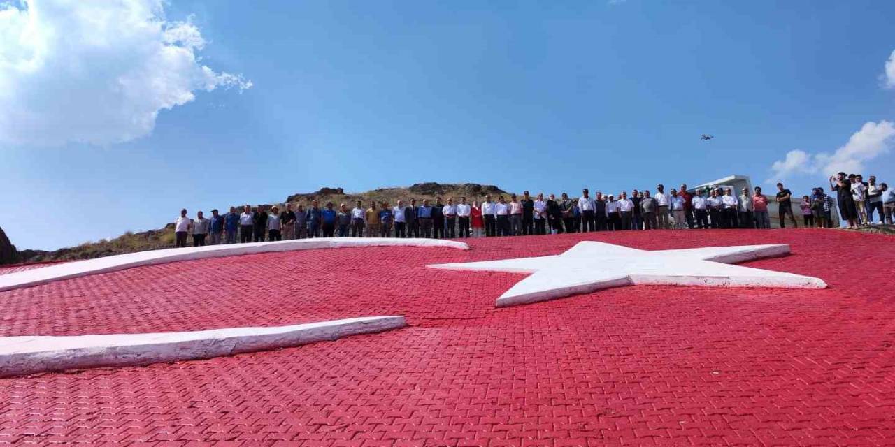 Muhsin Yazıcıoğlu Anısına 1800 Rakımlı Tepeye 700 Metrekarelik Türk Bayrağı Yapıldı