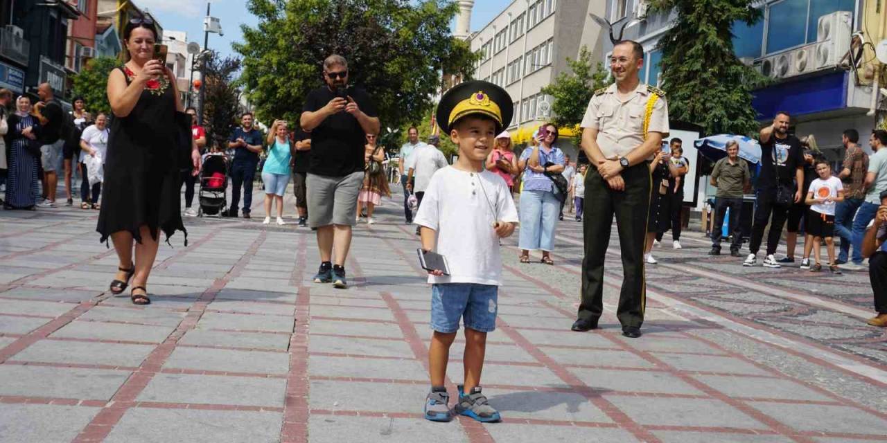 Kolordu Bandosunun Konserinde 5 Yaşındaki Kartal Şeflik Yaptı