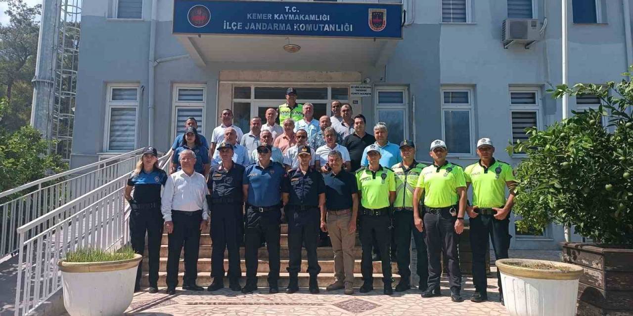 Kemer’de Örnek Taksi Ve Toplu Taşıma Sürücülerine Plaket İle Hediye Verildi