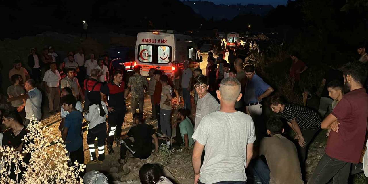 Fındık İşçilerini Taşıyan Traktör Şarampole Yuvarlandı: 13 Yaralı