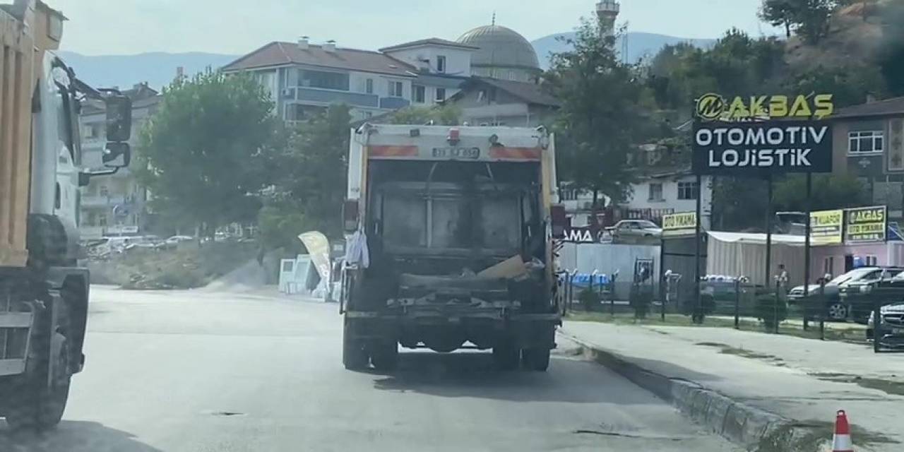 Çöp Kamyonunun Balataları Tutuşunca Oto Yıkamacıya Sığındı