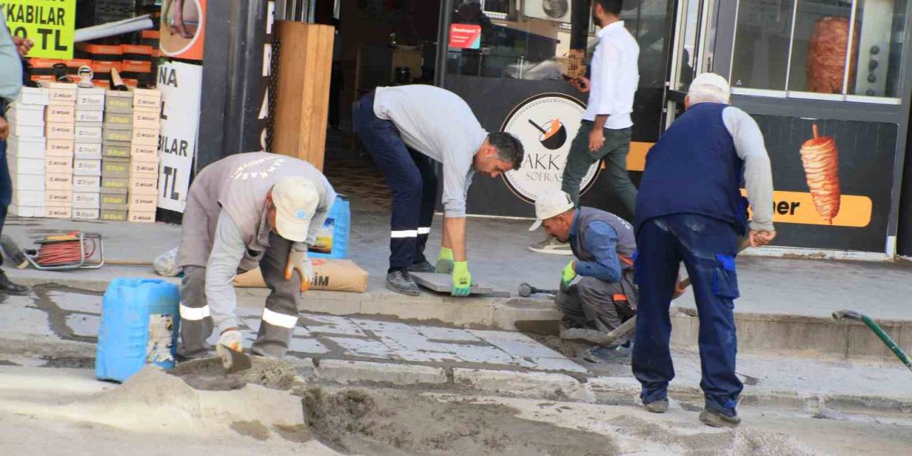 Hakkari’de Kaldırımlar Yenileniyor