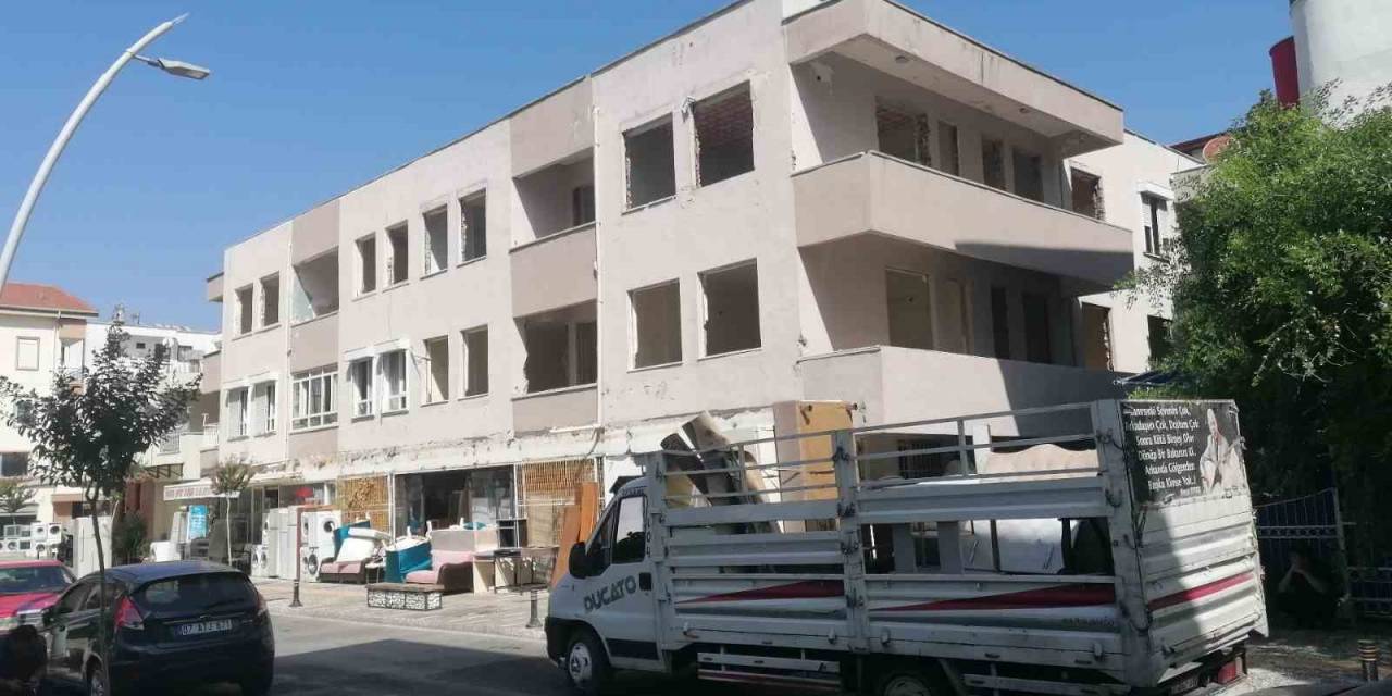 Antalya’da Riskli Yapımın Yıkımında Gerginlik