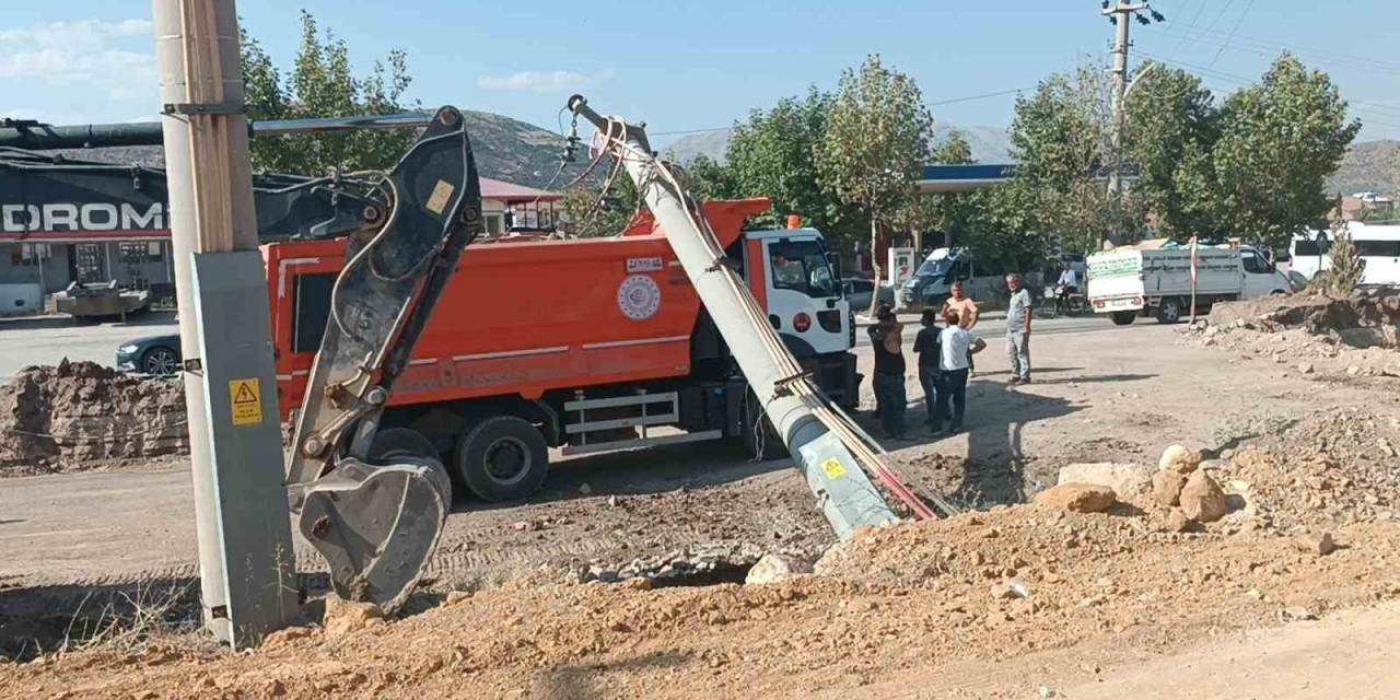 Elektrik Direği Kamyonun Üzerine Devrildi
