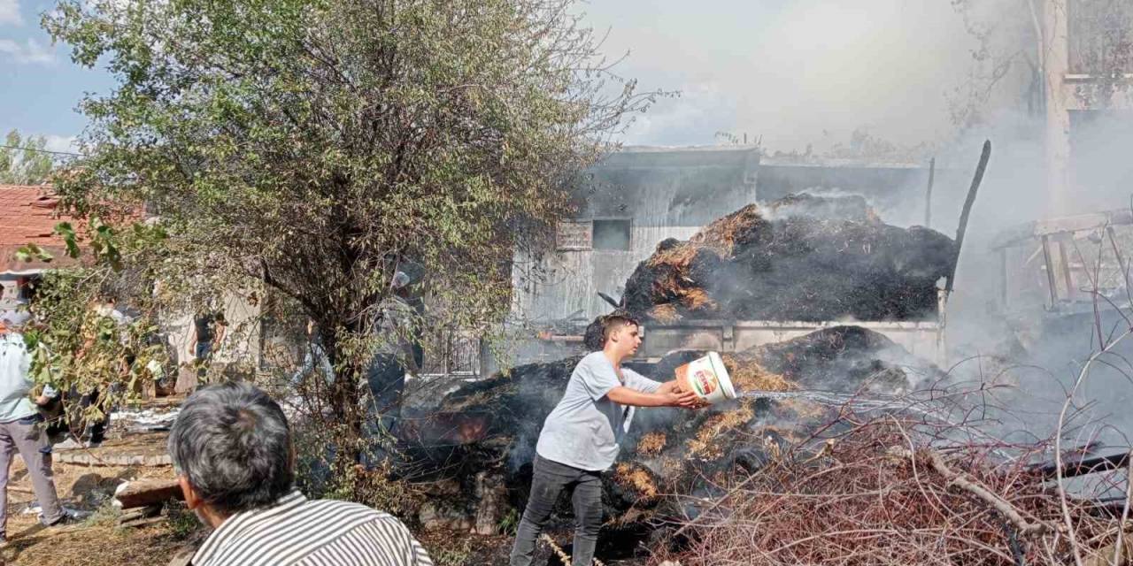 Gediz’de Meydana Gelen Yangında Traktör Yandı, Hayvanlar Telef Oldu