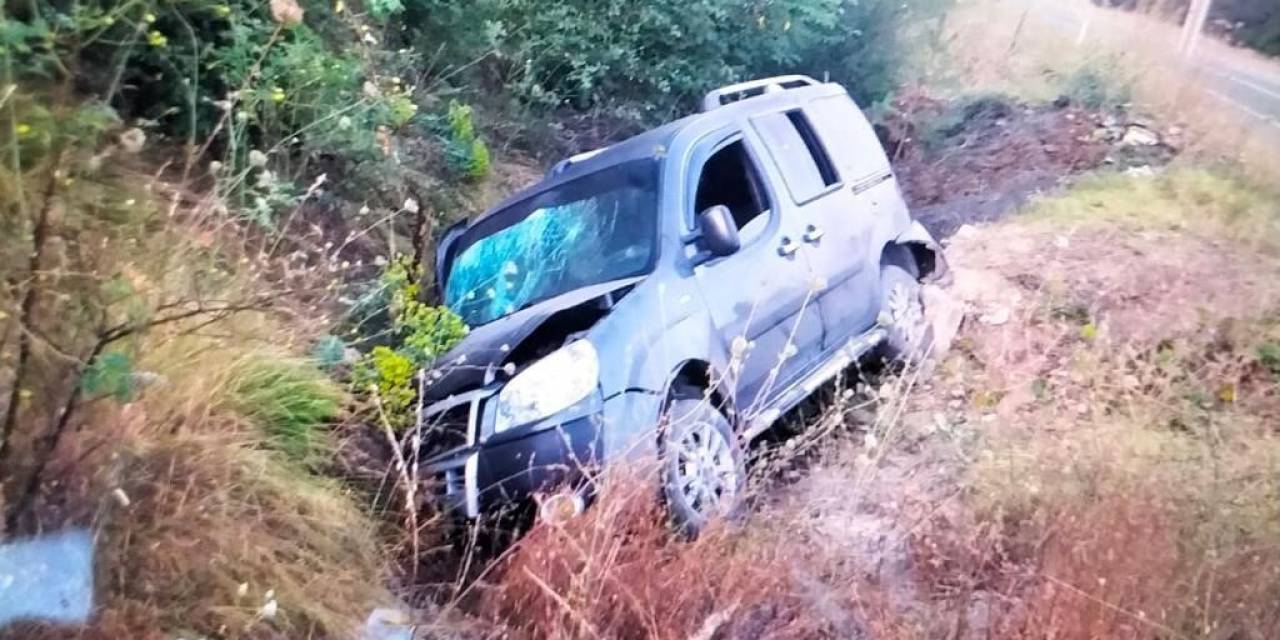 Kontrolden Çıkan Hafif Ticari Araç Şarampole Uçtu: 1’i Ağır 5 Yaralı