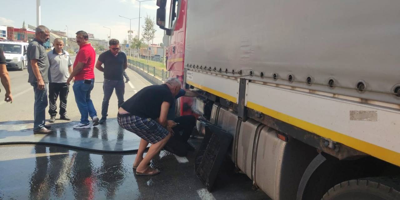 Aşkale’de Tırdaki Yangın Esnafın Dikkati Sonucu Önlendi