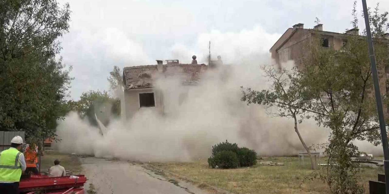 Proje İçin Yıkılan Bina Toz Bulutuna Döndü