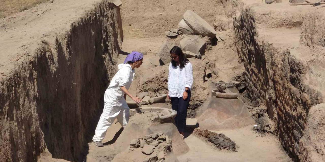 Garibin Tepe’deki Kazılarda 2 Bin 700 Yıllık Pithoslar Bulundu