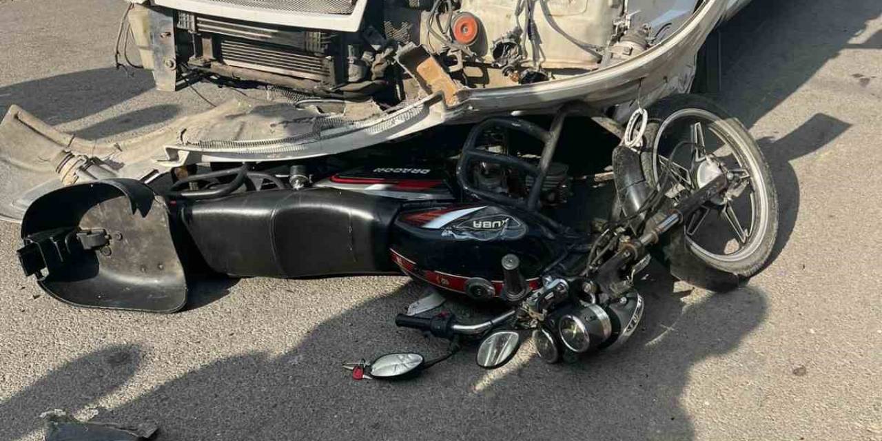 Minibüs İle Motosikletin Çarpıştığı Kazada 3 Kişi Yaralandı