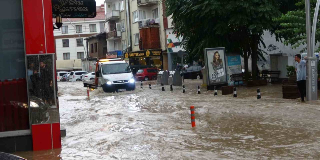 Uşak’ta Şiddetli Yağış, Dolu Ve Fırtına Nedeniyle Ev Ve İş Yerlerini Su Bastı