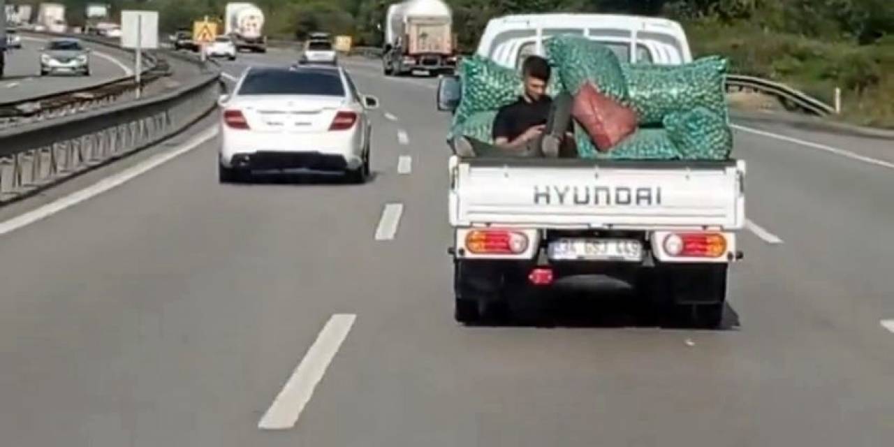 Tem’de Kamyonet Kasasında Tehlikeli Yolculuk