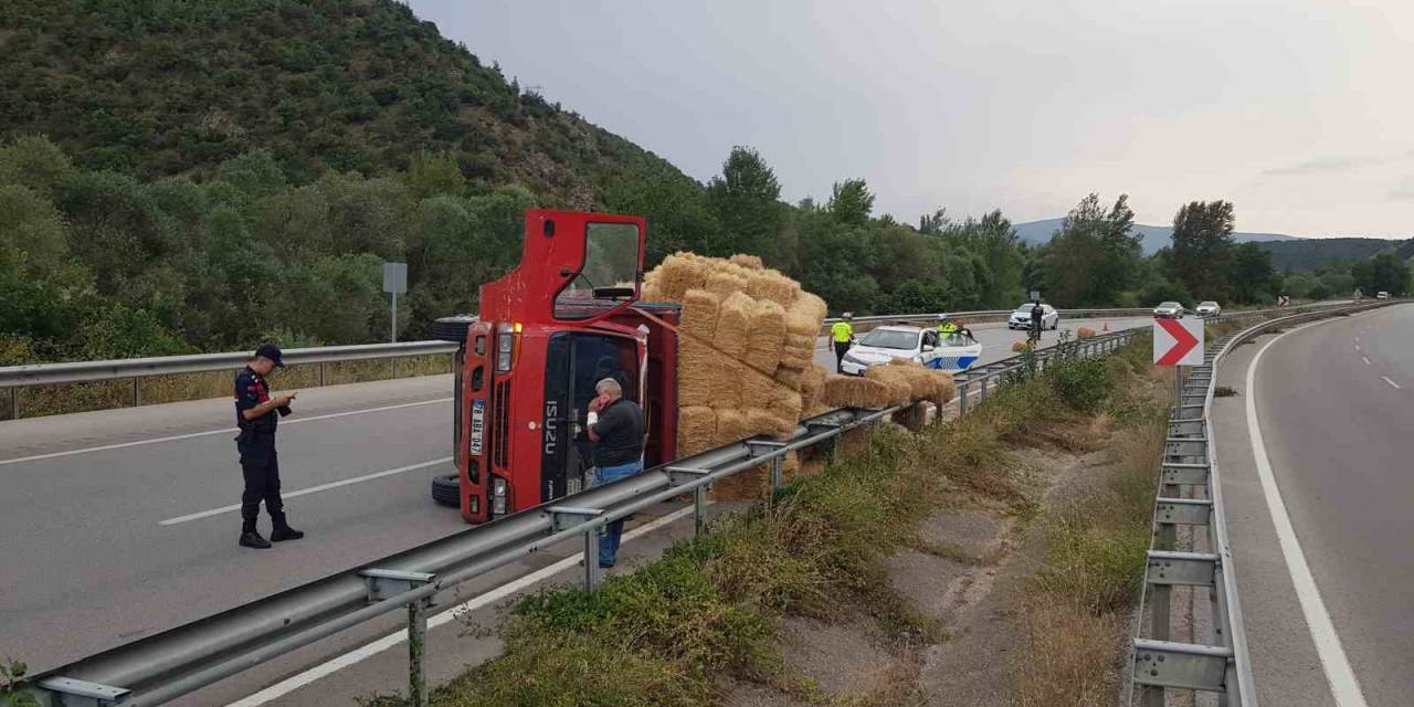 Karabük’te Saman Yüklü Kamyon Devrildi: 1 Yaralı