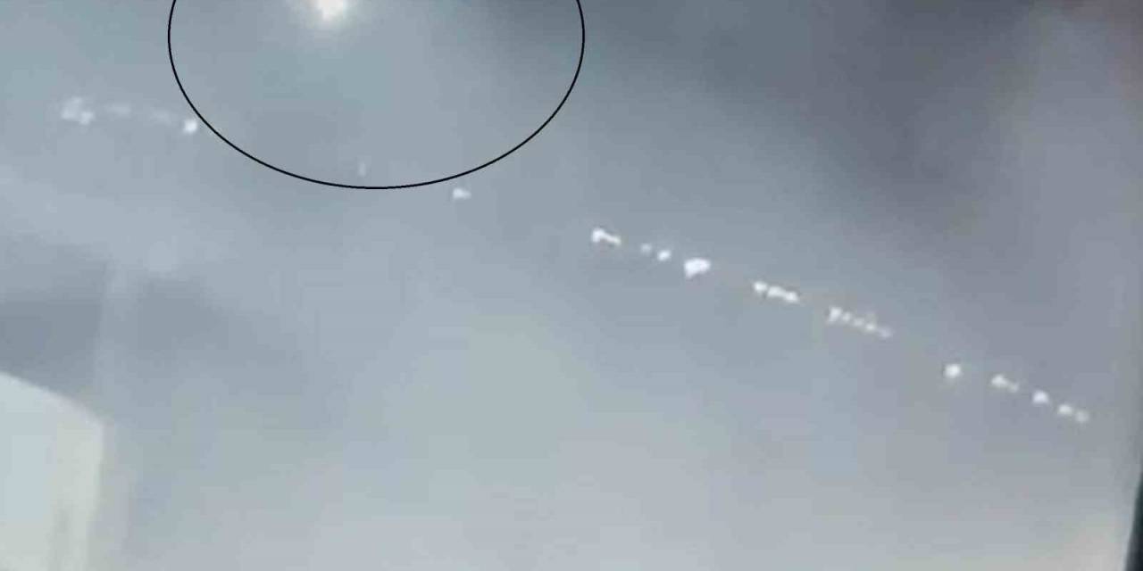 Gökyüzünde Bir Cismin Alev Aldığı Anlar Güvenlik Kamerasına Yansıdı