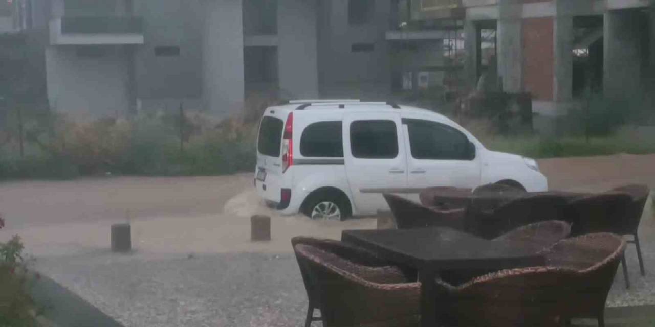 Denizli’de Yollar Göle Döndü, Ev Ve İş Yerlerini Su Bastı