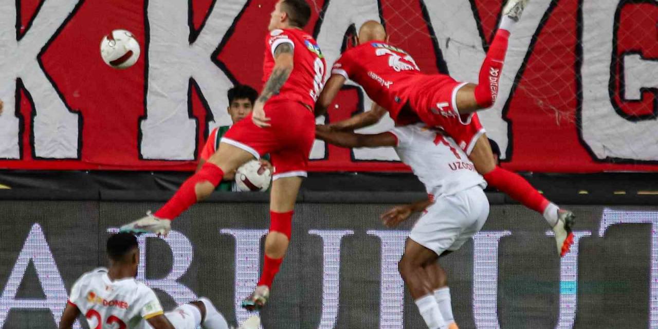 Trendyol Süper Lig: Antalyaspor: 1 - Kayserispor: 1 (İlk Yarı)