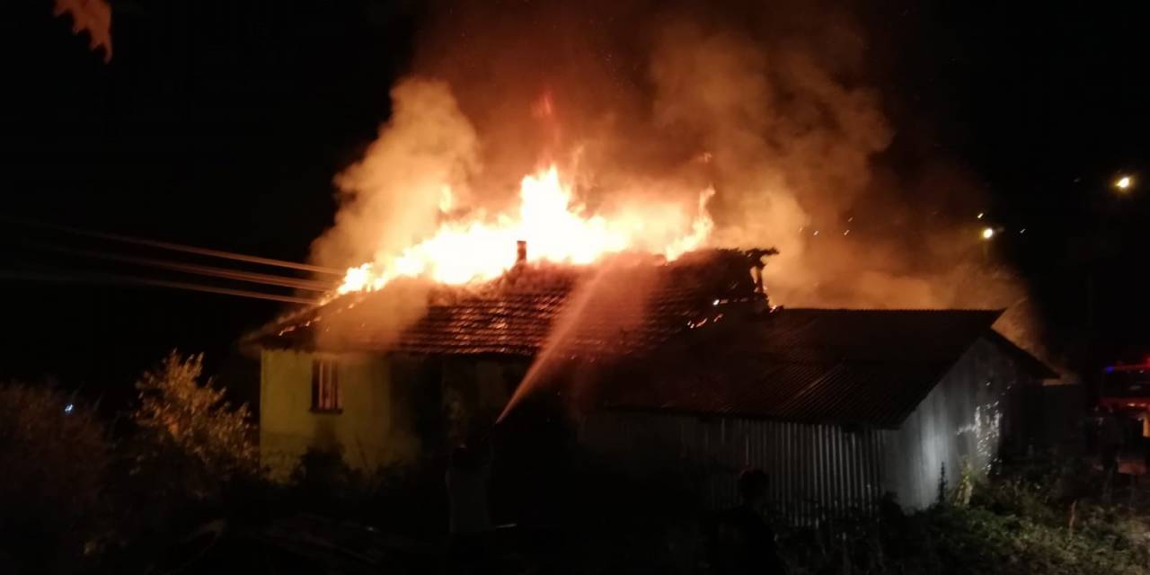 Kastamonu’da İki Katlı Ahşap Ev Yangında Küle Döndü